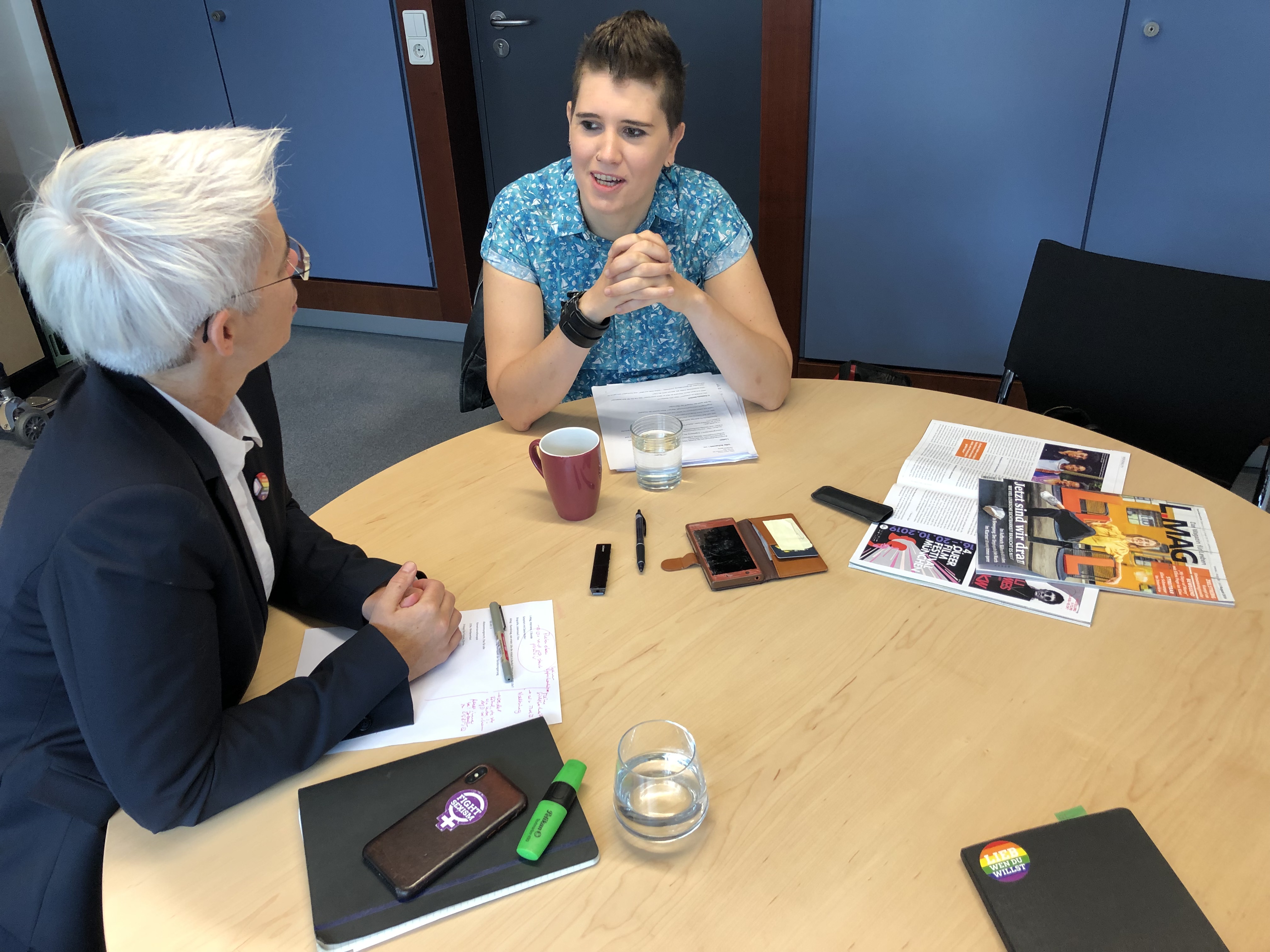 Dana Müller im Interview Ulle Schauws im Bundestagsbüro