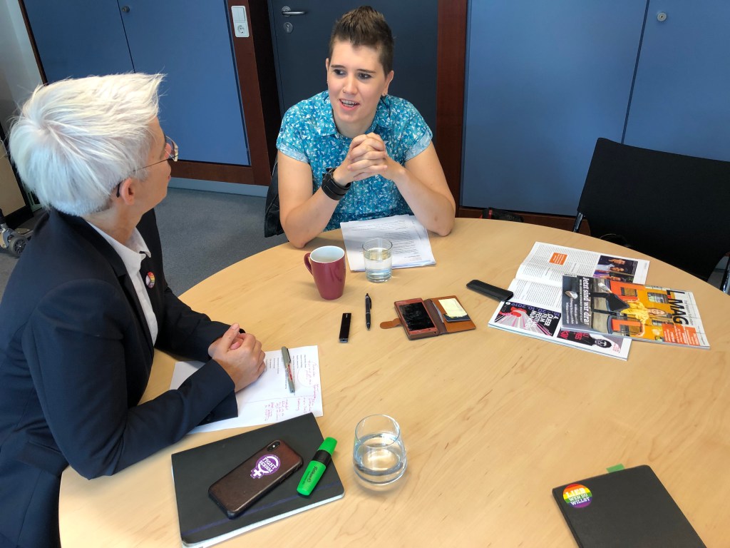 Dana Müller im Interview Ulle Schauws im Bundestagsbüro